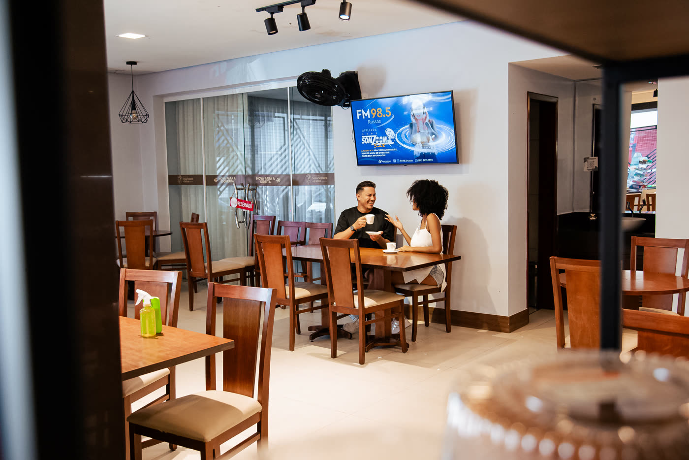 Restaurante com tela digital na parede